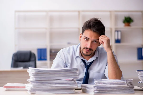 Giovane dipendente maschio infelice con un lavoro eccessivo in ufficio — Foto Stock