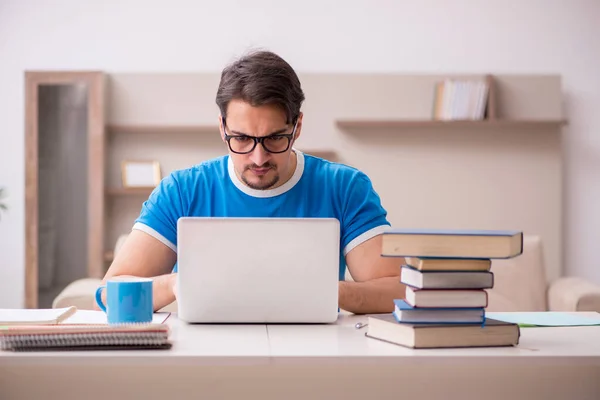 Giovane studente maschio che studia a casa — Foto Stock