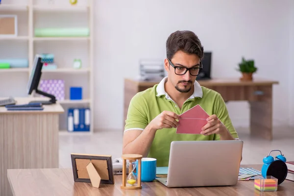 Joven diseñador masculino trabajando en la oficina — Foto de Stock