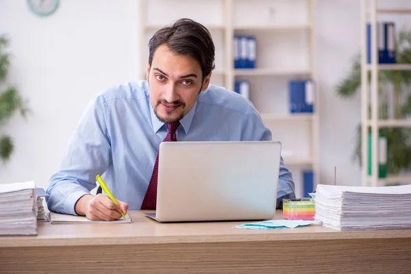 Junge männliche Mitarbeiter und zu viel Arbeit im Büro — Stockfoto