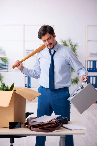 Junge männliche Mitarbeiter in Standortverlagerungskonzept — Stockfoto