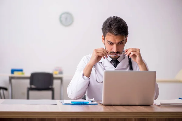 Ung manlig läkare i telemedicin koncept — Stockfoto