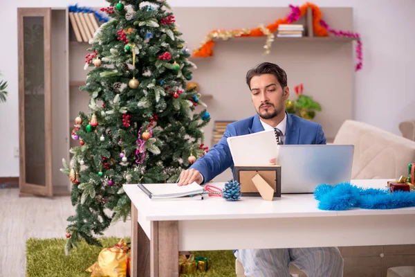 Young businessman working from home at Christmas eve — Stock Photo, Image