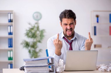 Reddedilmiş fikirler konseptinde genç bir erkek çalışan