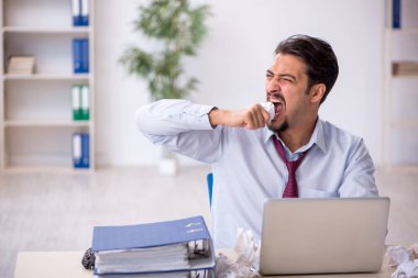 Reddedilmiş fikirler konseptinde genç bir erkek çalışan