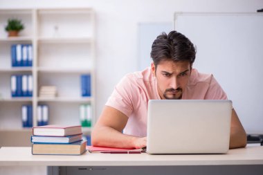 Sınavlara hazırlanan genç bir erkek öğrenci.