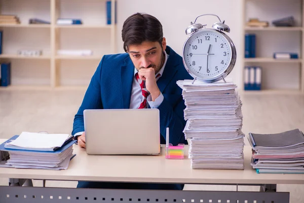 Jovem empresário empregado infeliz com excesso de trabalho no escritório — Fotografia de Stock