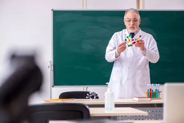 Old male teacher chemist in the classroom — Stock Photo, Image