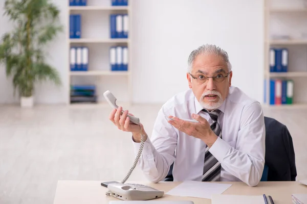 Viejo empleado que trabaja en la oficina — Foto de Stock