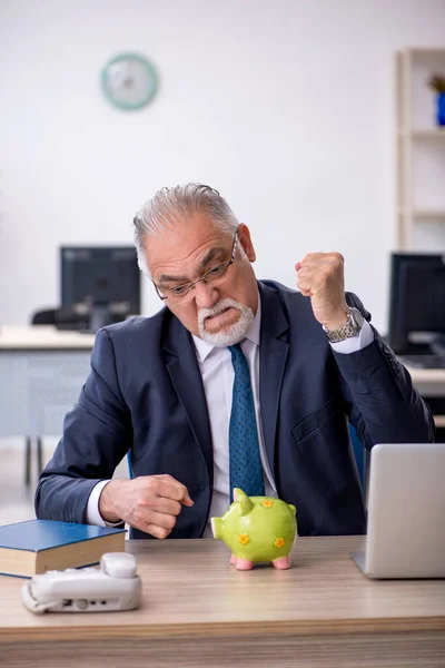 Vecchio dipendente di sesso maschile nel concetto di pensione — Foto Stock