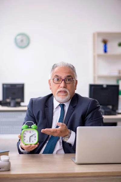 Vecchio dipendente maschile nel concetto di gestione del tempo — Foto Stock