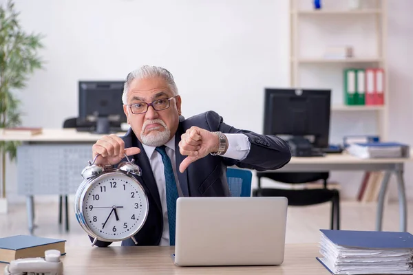時間管理の概念の古い男性従業員 — ストック写真
