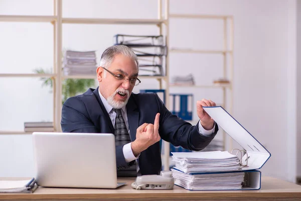 Velho funcionário masculino infeliz com excesso de trabalho no escritório — Fotografia de Stock