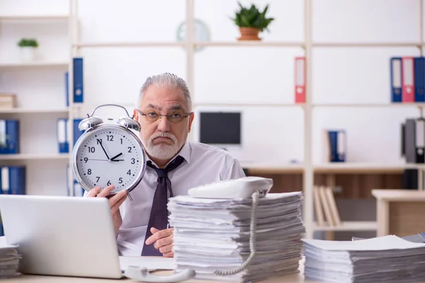 Időskorú férfi alkalmazott az időgazdálkodás koncepciójában — Stock Fotó