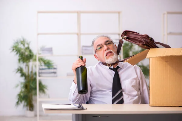 Eski alkol bağımlısı erkek çalışanın işten çıkarma kavramı — Stok fotoğraf