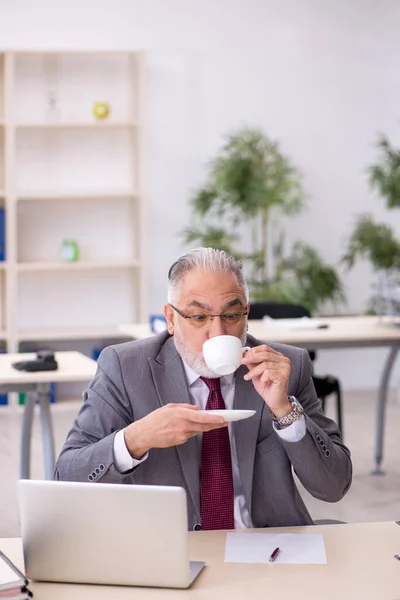 Vieil employé masculin buvant du café pendant la pause — Photo