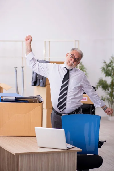 Velho empregado masculino no conceito de realocação — Fotografia de Stock