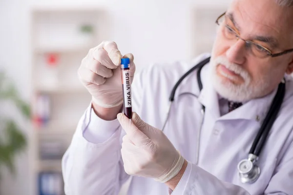 Viejo hematólogo médico que trabaja en la clínica — Foto de Stock