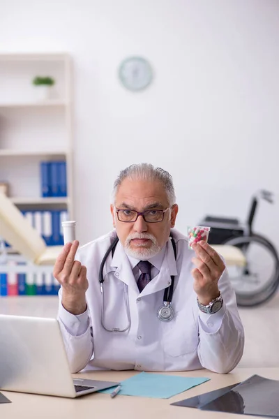 Alte männliche Ärztin arbeitet im Krankenhaus — Stockfoto