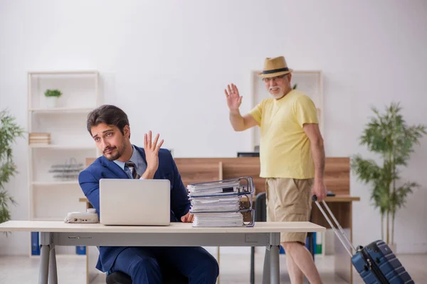 Gammal chef och ung manlig anställd i sommar semester koncept — Stockfoto