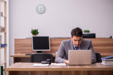 Ofiste çalışan genç işadamı.