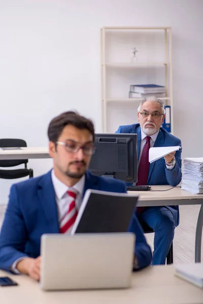 Dos colegas varones que trabajan en la oficina — Foto de Stock