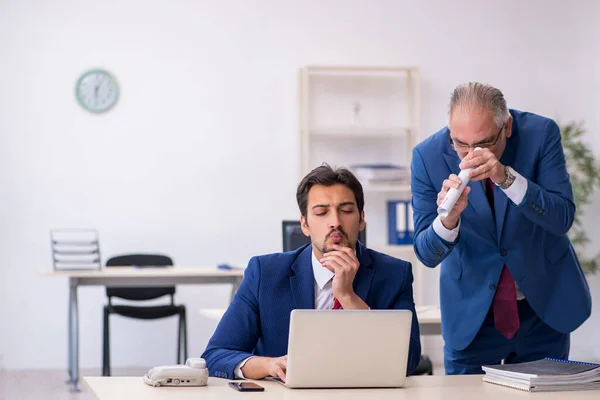 Twee mannelijke collega 's die op kantoor werken — Stockfoto