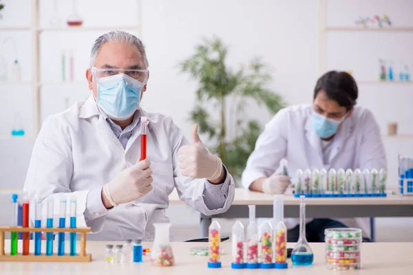 Dwóch męskich chemików w koncepcji syntezy narkotyków w laboratorium — Zdjęcie stockowe