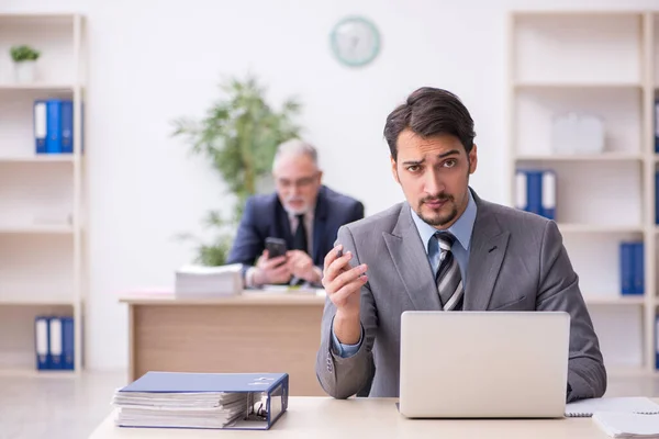 Twee mannelijke werknemers die op kantoor werken — Stockfoto