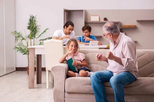 Drei Generationen bei Pandemie zu Hause — Stockfoto