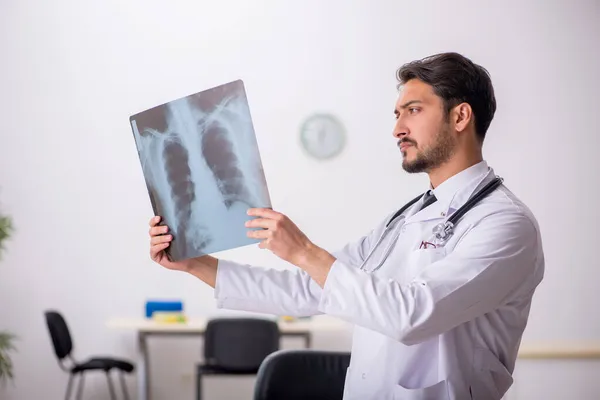 Ung manlig läkare radiolog sitter på kliniken — Stockfoto