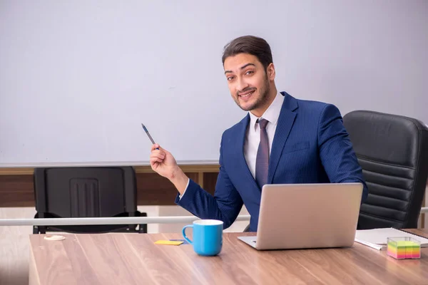 Telekonferans konseptinde genç ve yakışıklı işveren — Stok fotoğraf