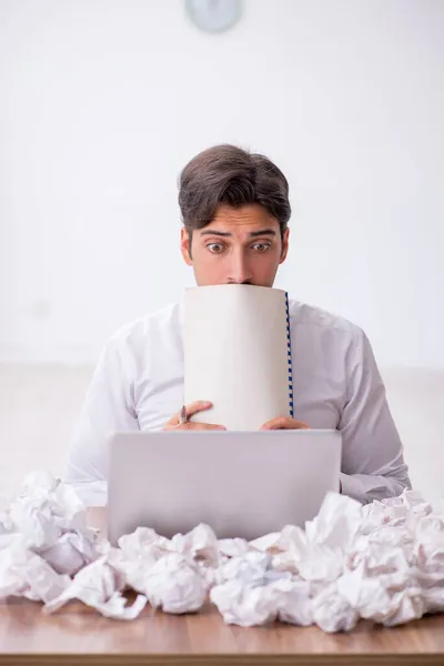 Joven empleado masculino en el concepto de lluvia de ideas — Foto de Stock