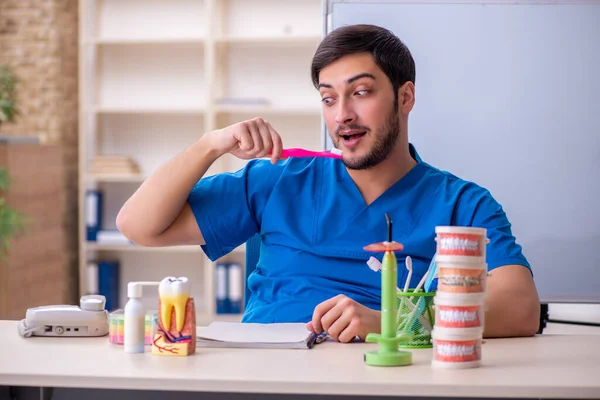 Junger männlicher Zahnarzt-Dozent vor Whiteboard — Stockfoto