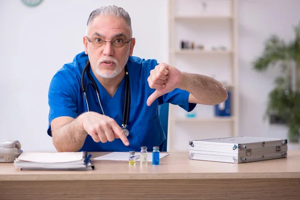 Viejo médico varón en concepto de vacunación —  Fotos de Stock