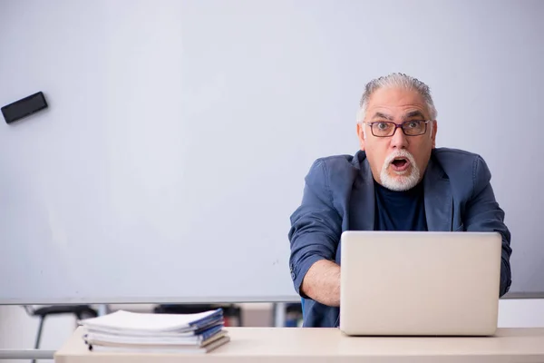 Old male teacher in tele-education concept — Stock Photo, Image