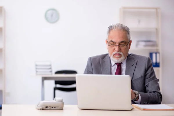 Viejo empleado y demasiado trabajo en la oficina —  Fotos de Stock