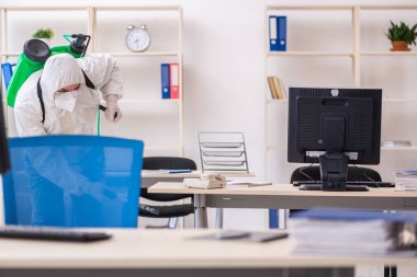 Eski erkek müteahhit ofis dezenfeksiyonu konsepti