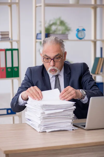 Alte männliche Angestellte und zu viel Arbeit im Büro — Stockfoto