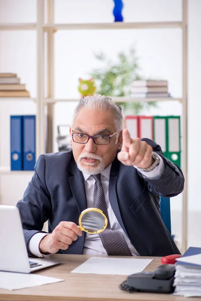 Velho empregado masculino e muito trabalho no escritório — Fotografia de Stock