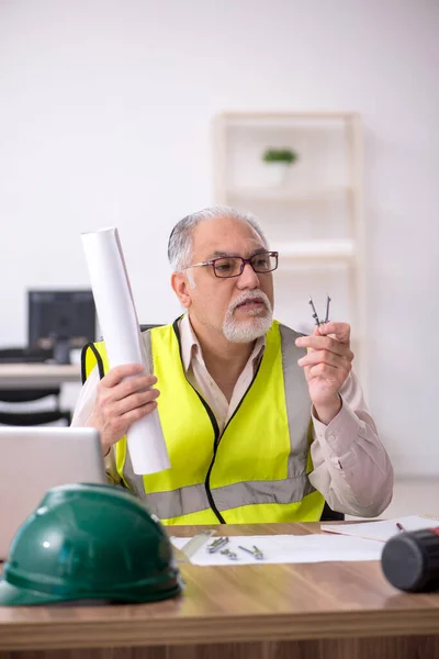 Az irodában dolgozó öreg férfi építész — Stock Fotó