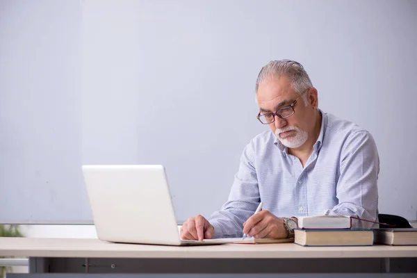 Old male teacher in front of whiteboard — Stock Photo, Image