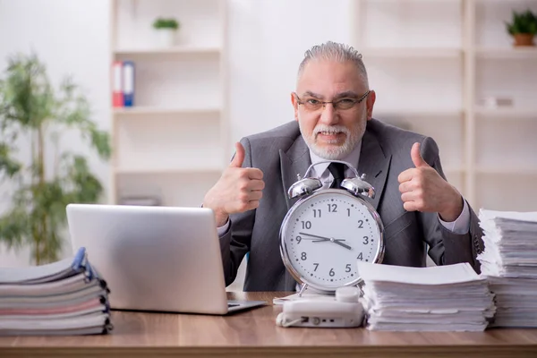 Velho empregado masculino no conceito de gerenciamento de tempo — Fotografia de Stock