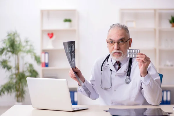 Oude mannelijke arts radioloog werkzaam in de kliniek — Stockfoto