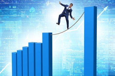 İş adamı çizelge arasında sıkı bir ip üzerinde yürüyor