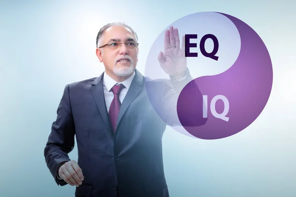 Koncepcje umiejętności EQ i IQ z biznesmenem — Zdjęcie stockowe