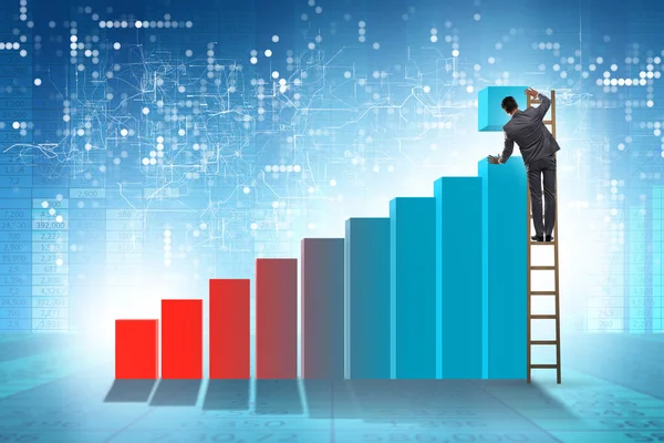 Affärsman till stöd för ekonomisk tillväxt i diagrammet — Stockfoto