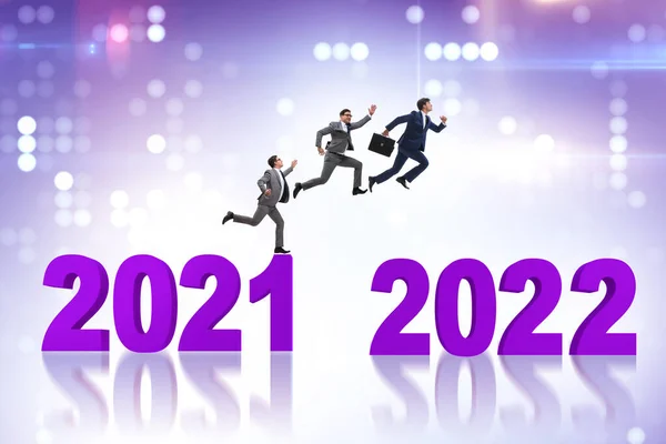 2021年から2022年までジャンプするビジネスマン — ストック写真
