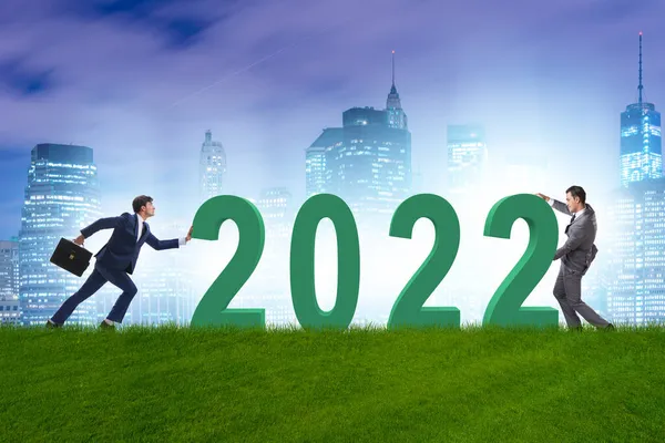 Концепция нового 2022 года с участием деловых людей — стоковое фото