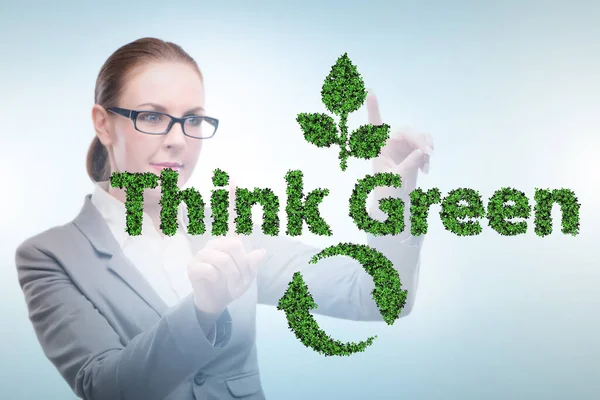 Подумайте зеленая экологическая концепция с предпринимательницей — стоковое фото